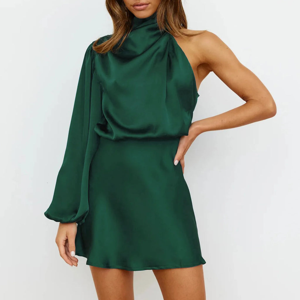 Satijnen mini jurk met een schouderdesign en asymmetrische arm