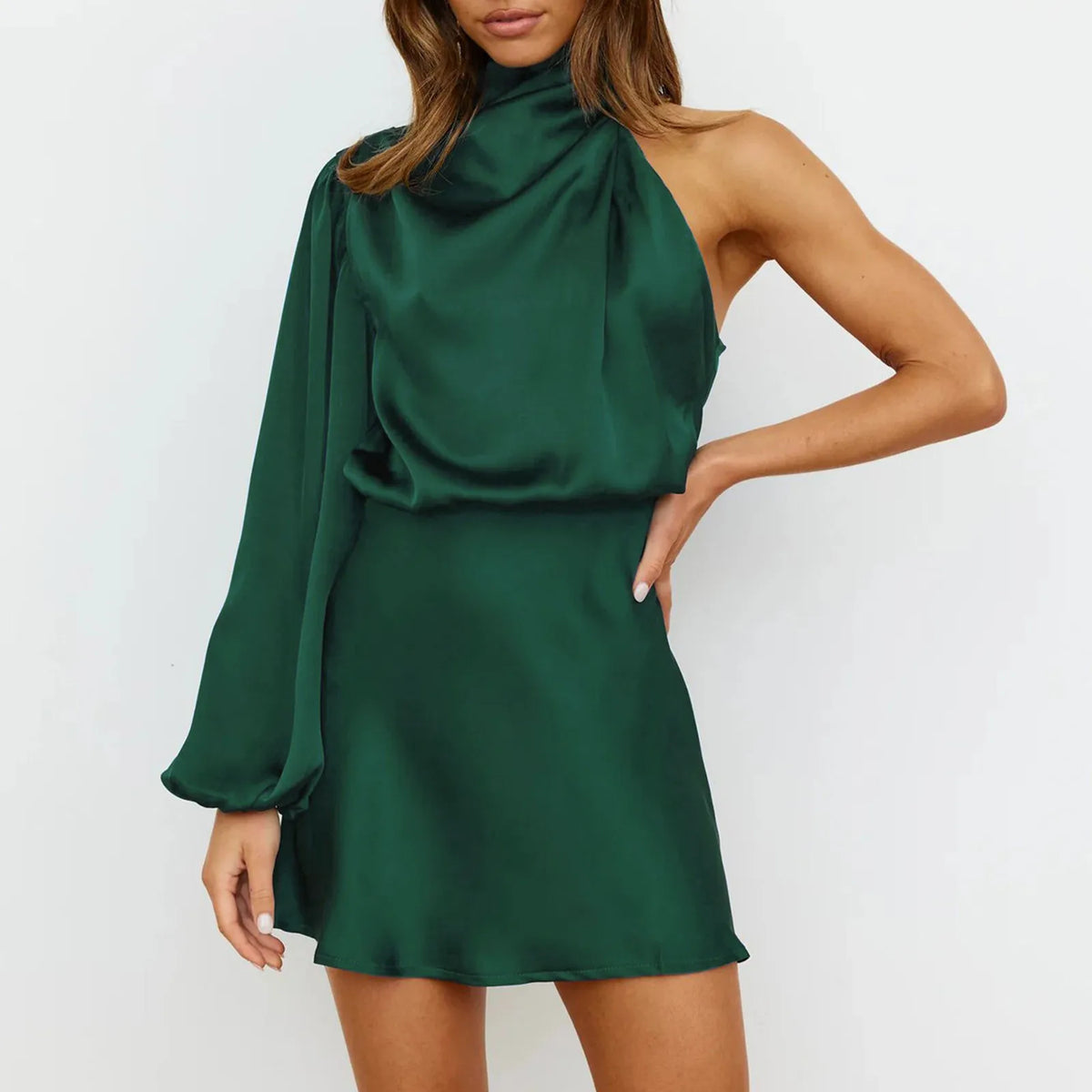 Satijnen mini jurk met een schouderdesign en asymmetrische arm