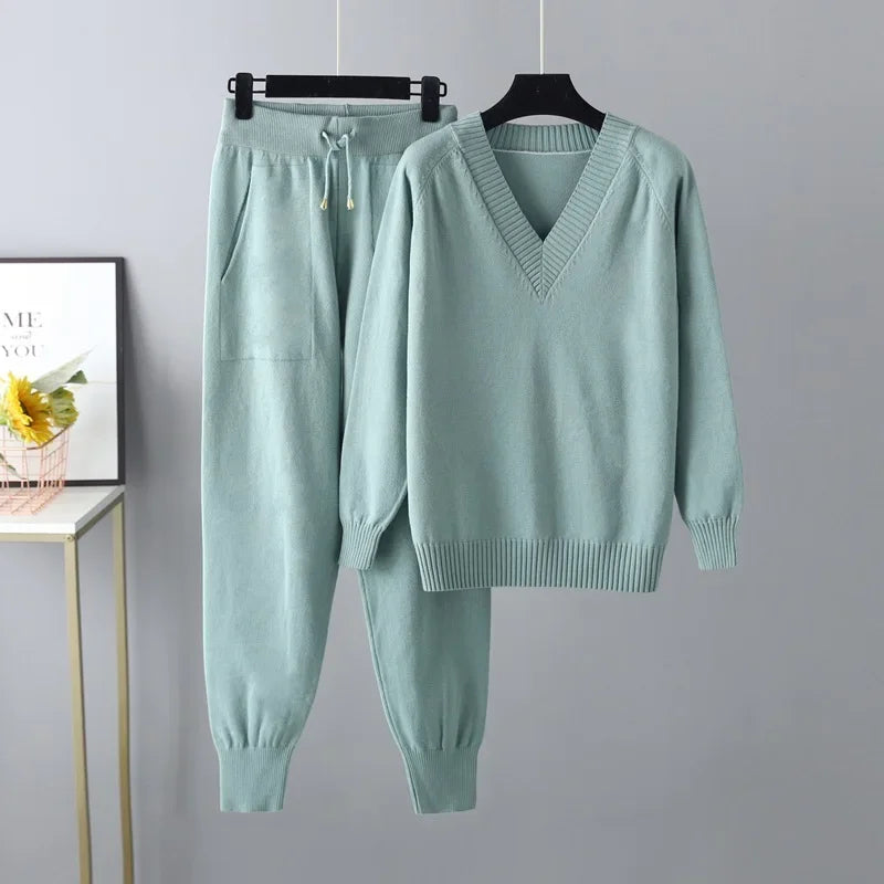 Tweedelige gebreide dames set met V-hals trui & broek