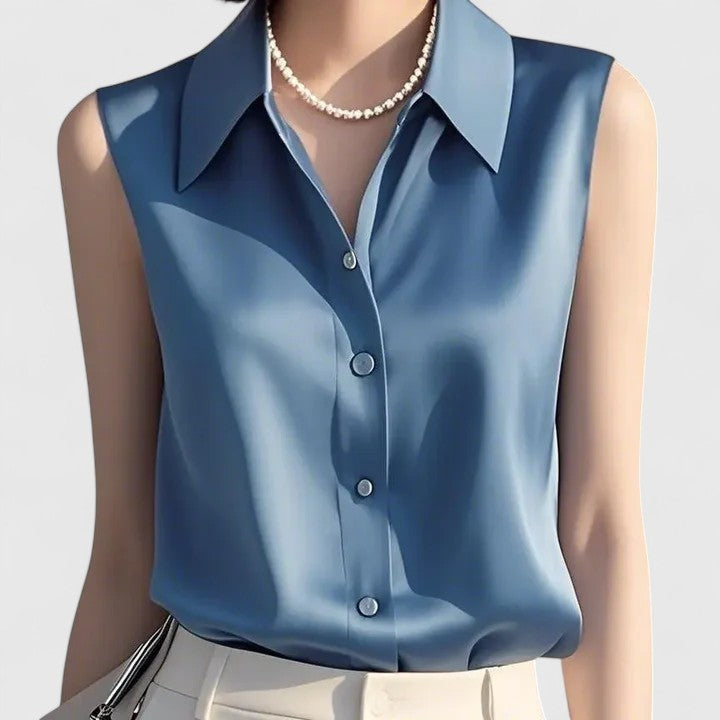 Aya | Mouwloze satijnen blouse met knopen