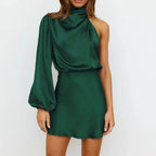 Satijnen mini jurk met een schouderdesign en asymmetrische arm