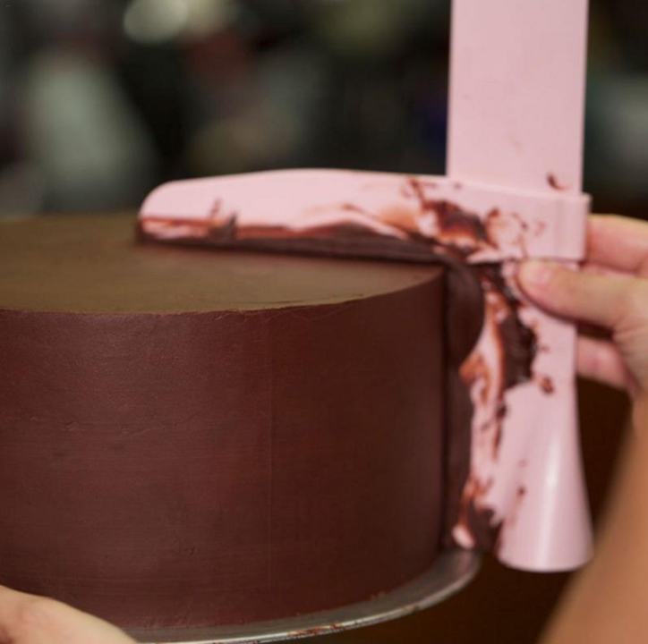 Cake scraper