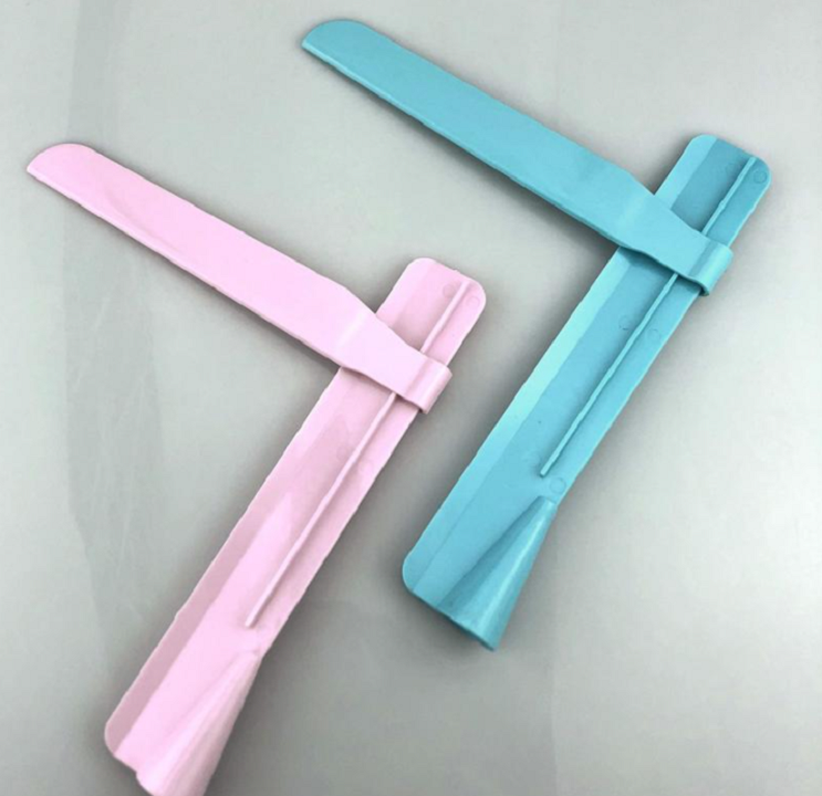 Cake scraper