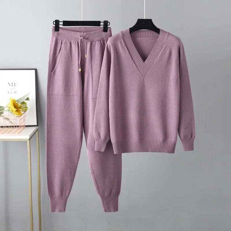 Tweedelige gebreide dames set met V-hals trui & broek