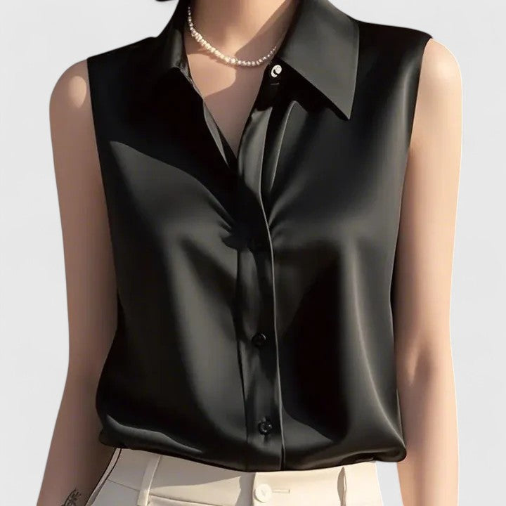 Aya | Mouwloze satijnen blouse met knopen