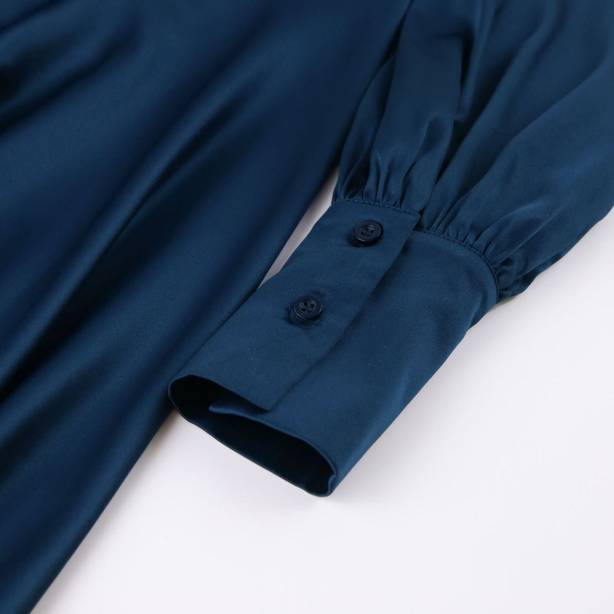 Marineblauwe jurk met lantaarnmouwen en split in satijn – hoge taille A-Lijn feest