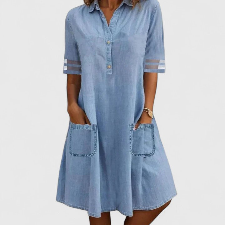 Chloe | Denim damesjurk met halve knoopsluiting en opgestikte zakken