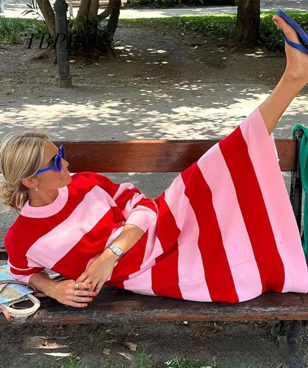 Luchtige gestreepte zomerjurk met losse pasvorm — afbeelding 7