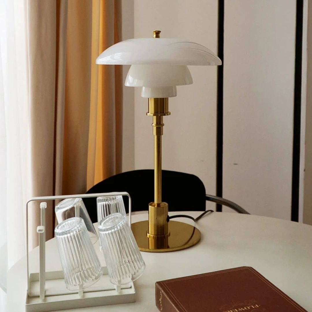Glazen ledtafellamp in Scandinavische stijl
