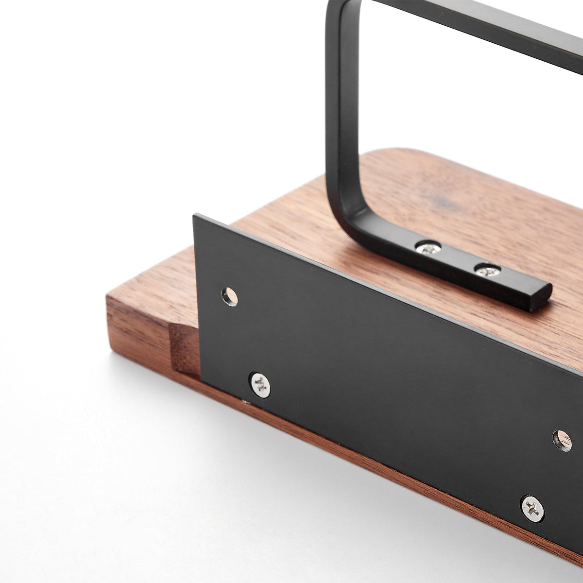 Wandgemonteerde houten beugel