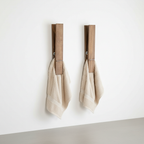 Wandgemonteerde houten handdoekhouder