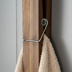 Wandgemonteerde houten handdoekhouder