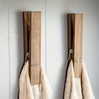 Wandgemonteerde houten handdoekhouder