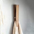 Wandgemonteerde houten handdoekhouder