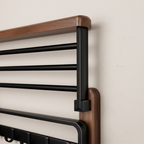 Wandgemonteerd houten handdoekrek