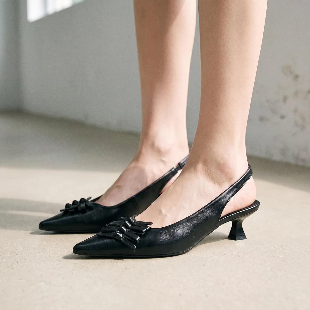 Zwarte slingbacks met spitse neus