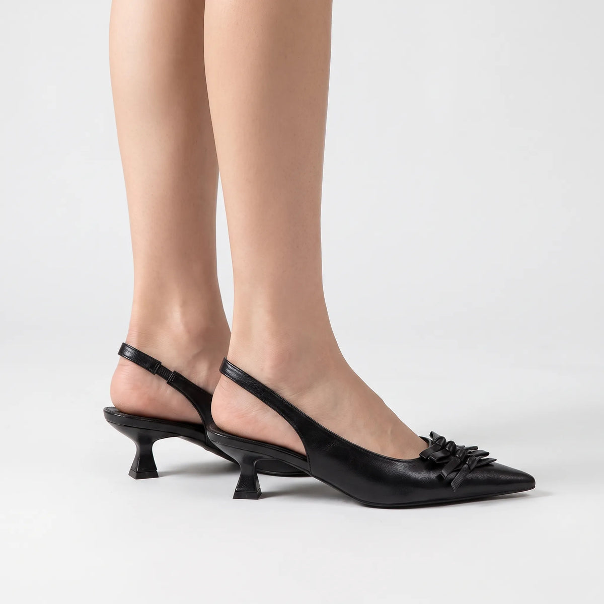 Zwarte slingbacks met spitse neus
