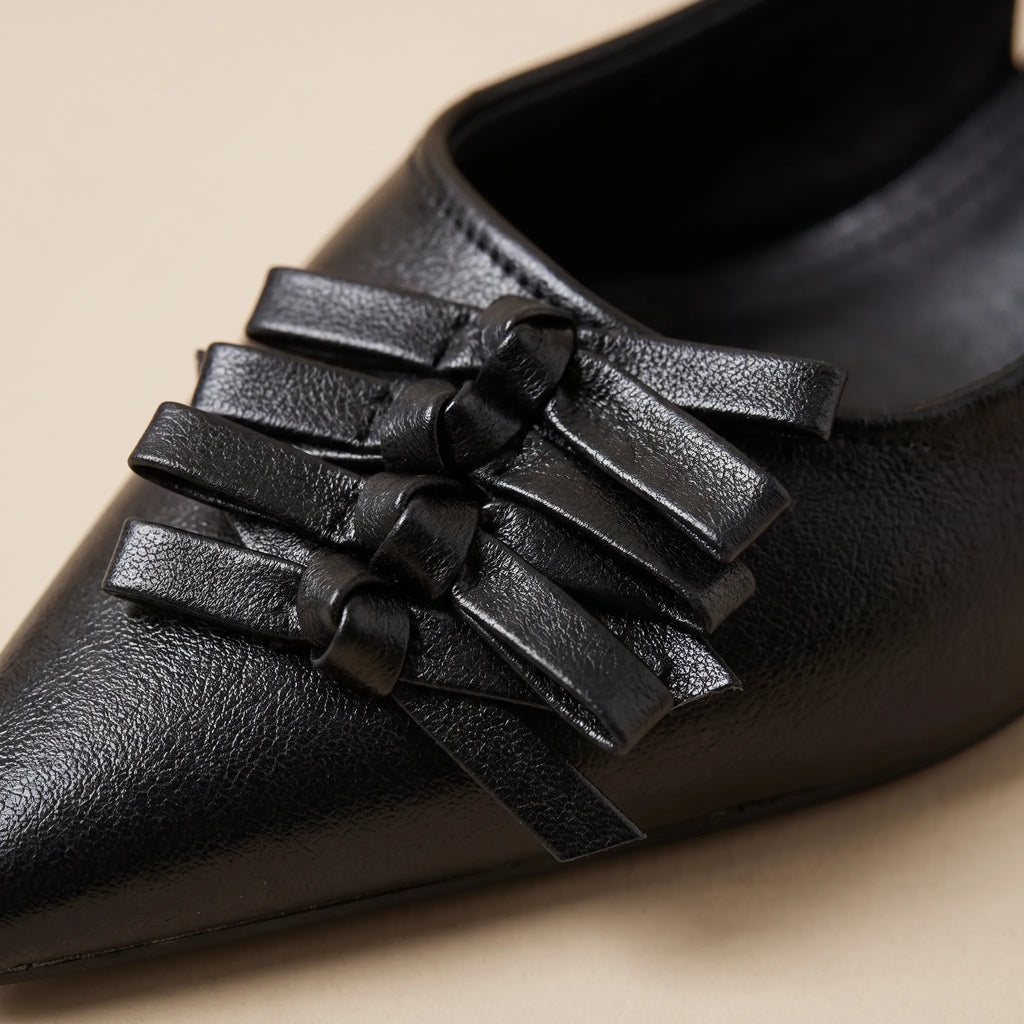 Zwarte slingbacks met spitse neus