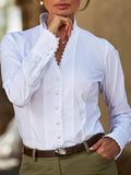 Chique witte damesblouse met gouden knopen