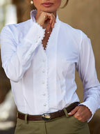 Chique witte damesblouse met gouden knopen