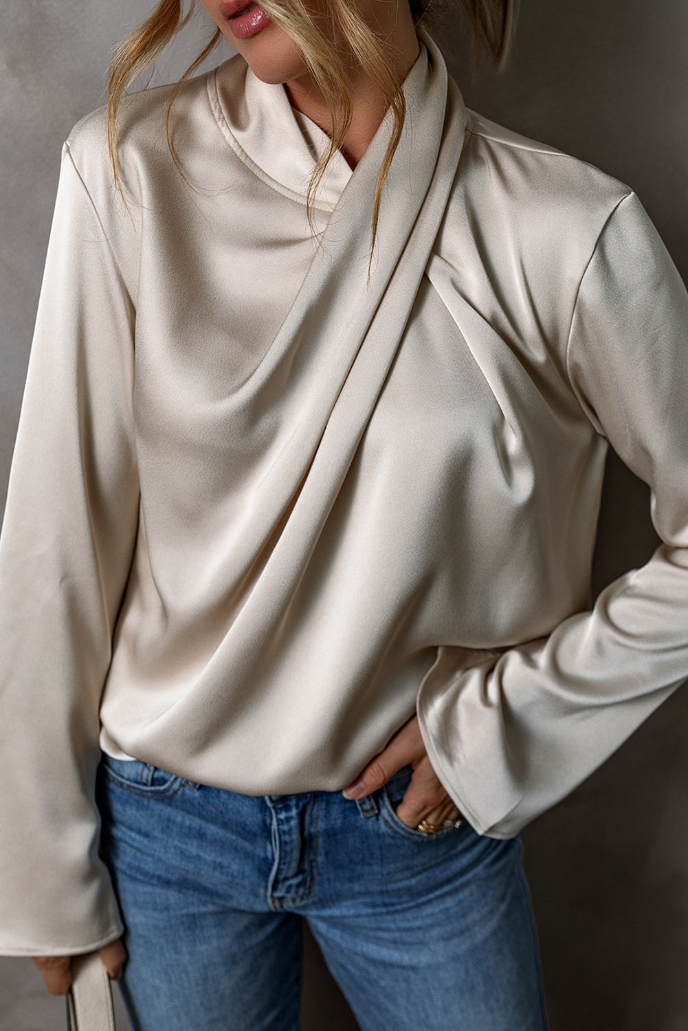 Satijnen damesblouse met kruisfront
