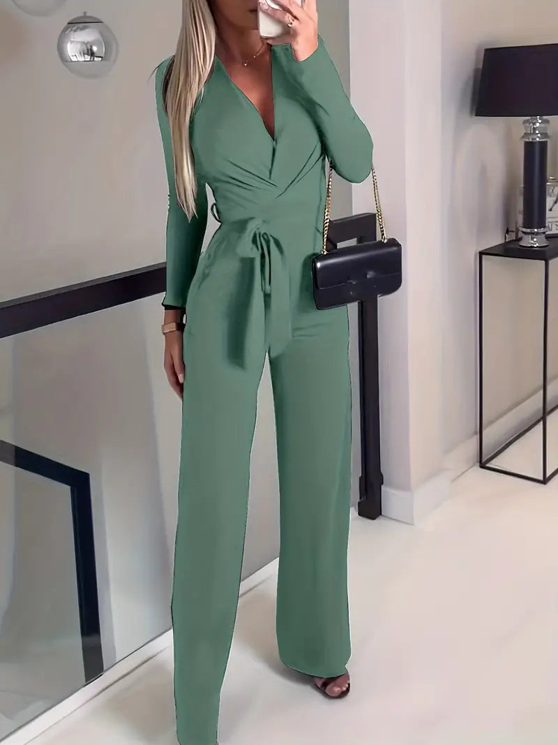 Wijd uitlopende jumpsuit met ceintuur en V-hals