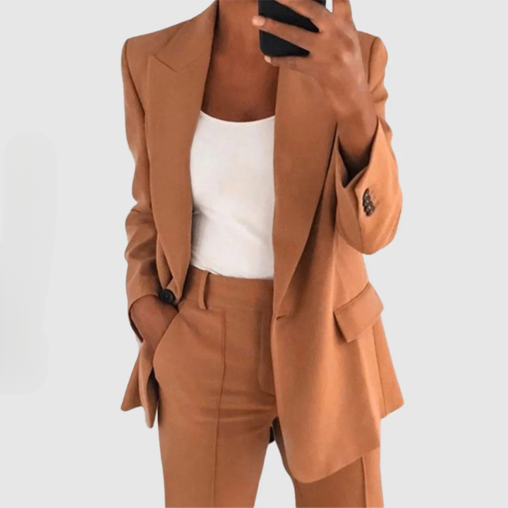 Ragnhild | Getailleerd damespak met blazer en broek