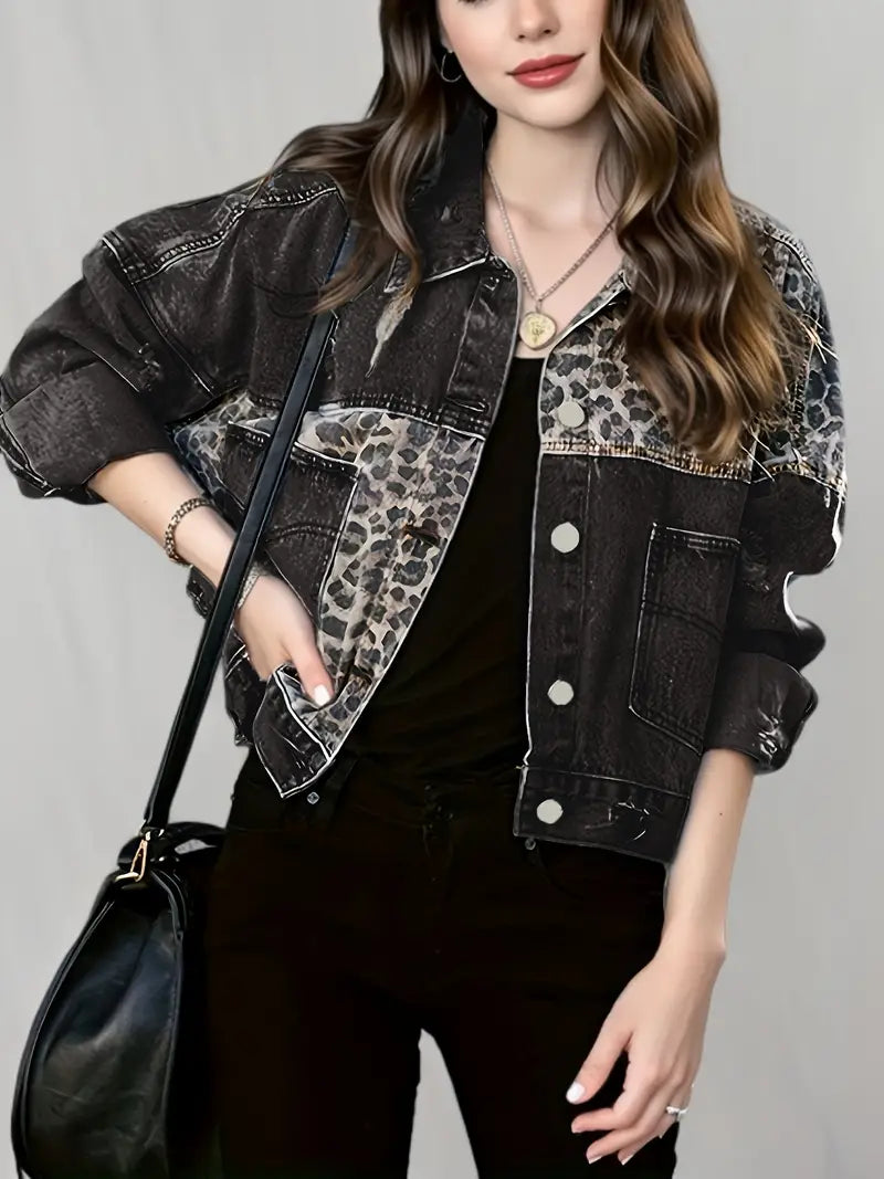 Wildly chic luipaardprint denim jas