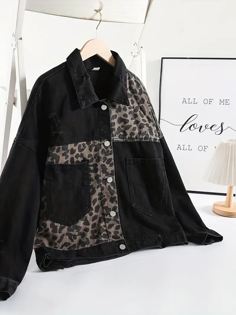 Wildly chic luipaardprint denim jas