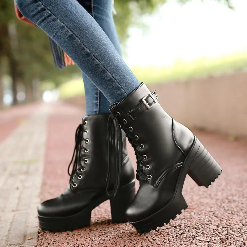 Stoere veterschoenen met gesp en profielzool