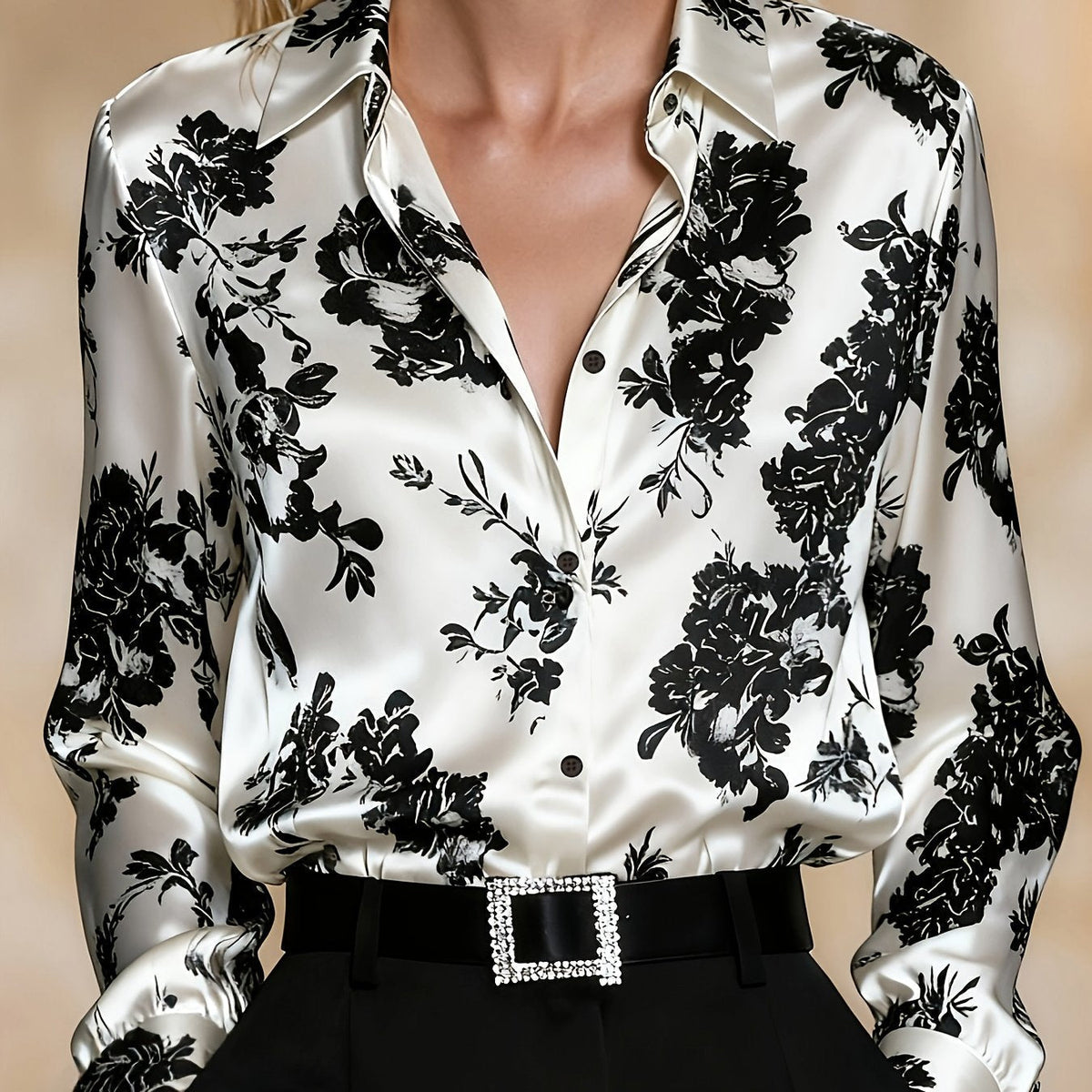 Lichte bloemenblouse met kraag en knoopsluiting