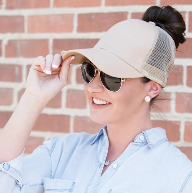 Dames baseballcap met een paardenstaartopening en klittenbandsluiting