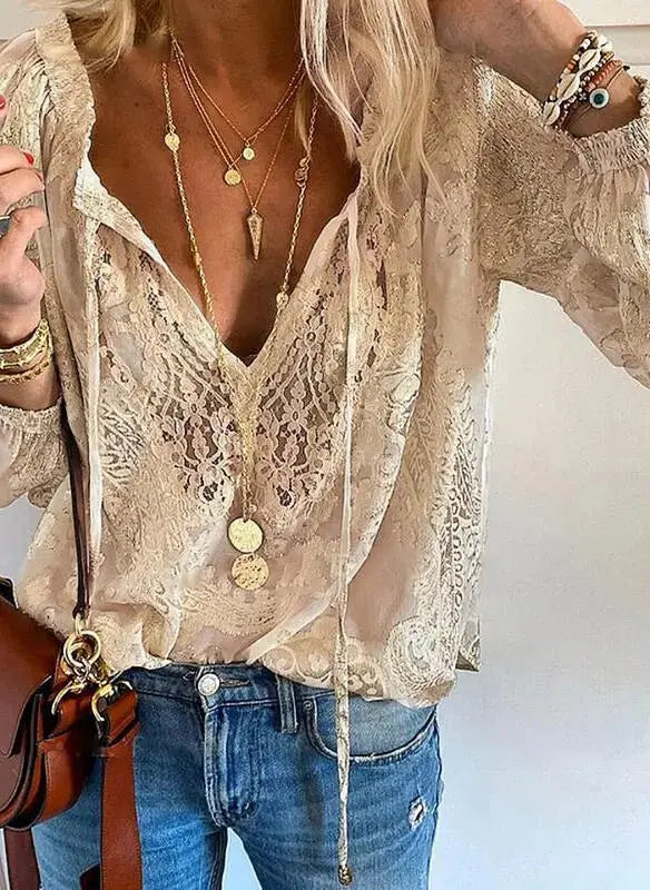 Shabnam | Kanten damesblouse met diepe V-hals en haakdetails