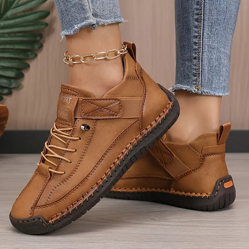 Instapsneakers met ruime neus en elastische zijpanelen