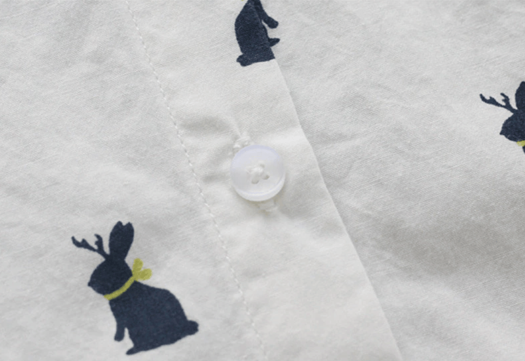 Speelse shirtjurk met konijnenprint en reverskraag
