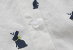 Speelse shirtjurk met konijnenprint en reverskraag