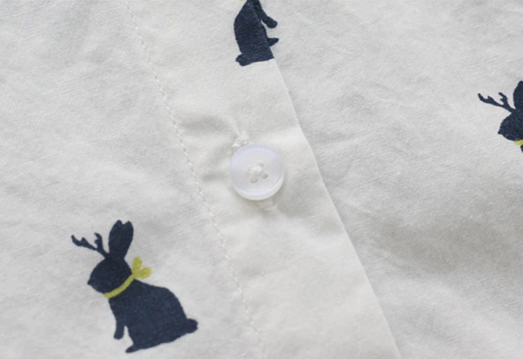 Speelse shirtjurk met konijnenprint en reverskraag