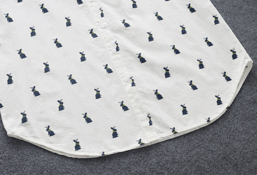 Speelse shirtjurk met konijnenprint en reverskraag