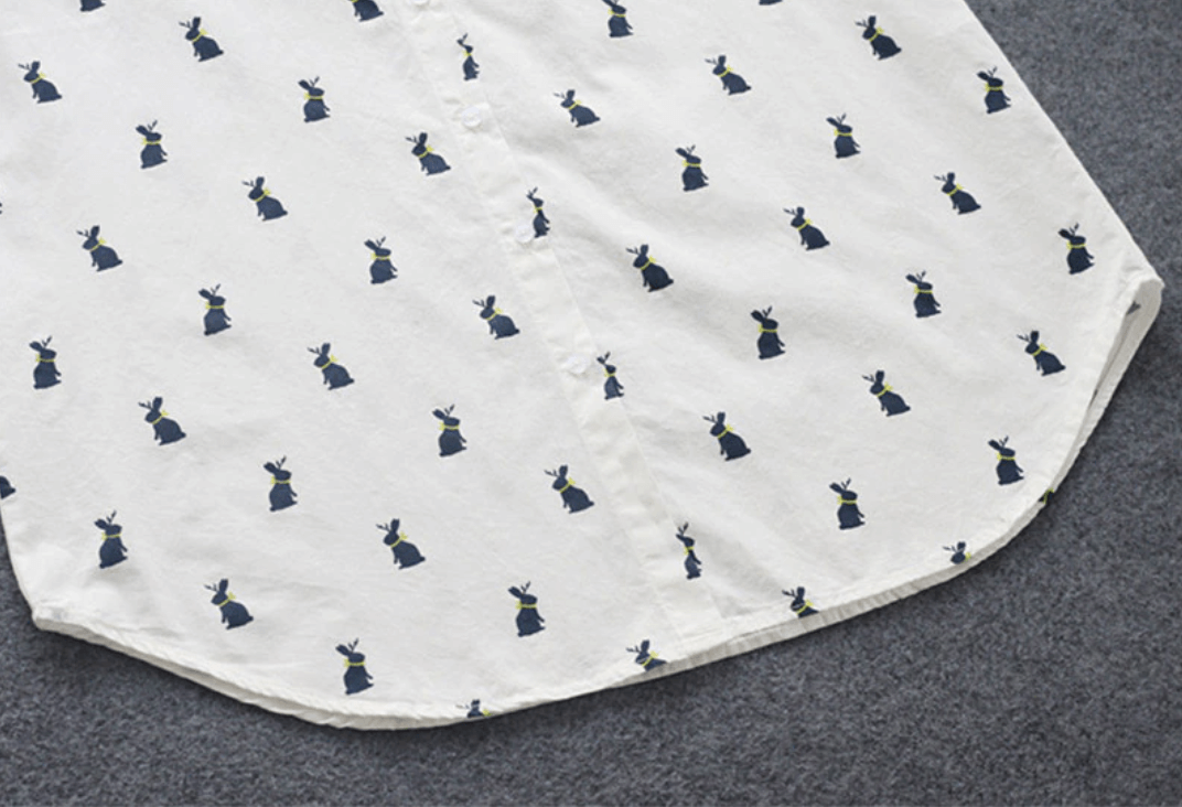 Speelse shirtjurk met konijnenprint en reverskraag