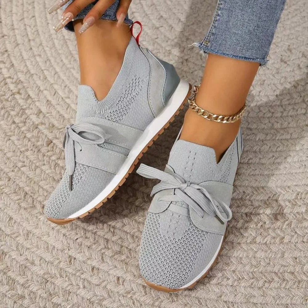 Instapsneakers met veterdetail en rubberen zool