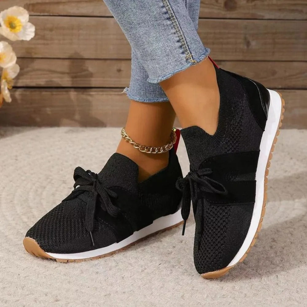 Instapsneakers met veterdetail en rubberen zool