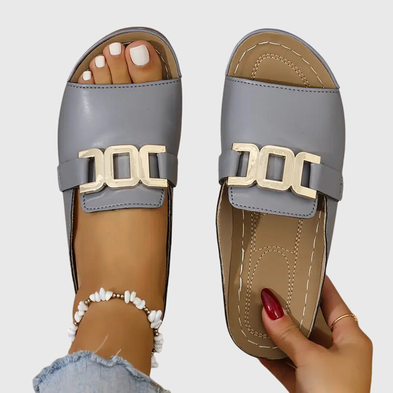 Sandalen met goudkleurige gesp en gedempt voetbed