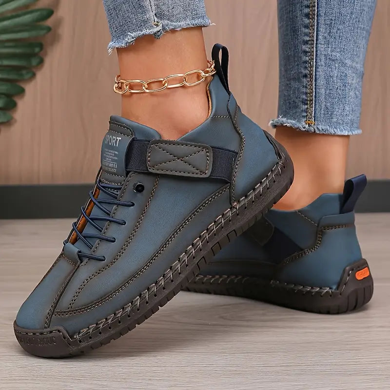 Instapsneakers met ruime neus en elastische zijpanelen