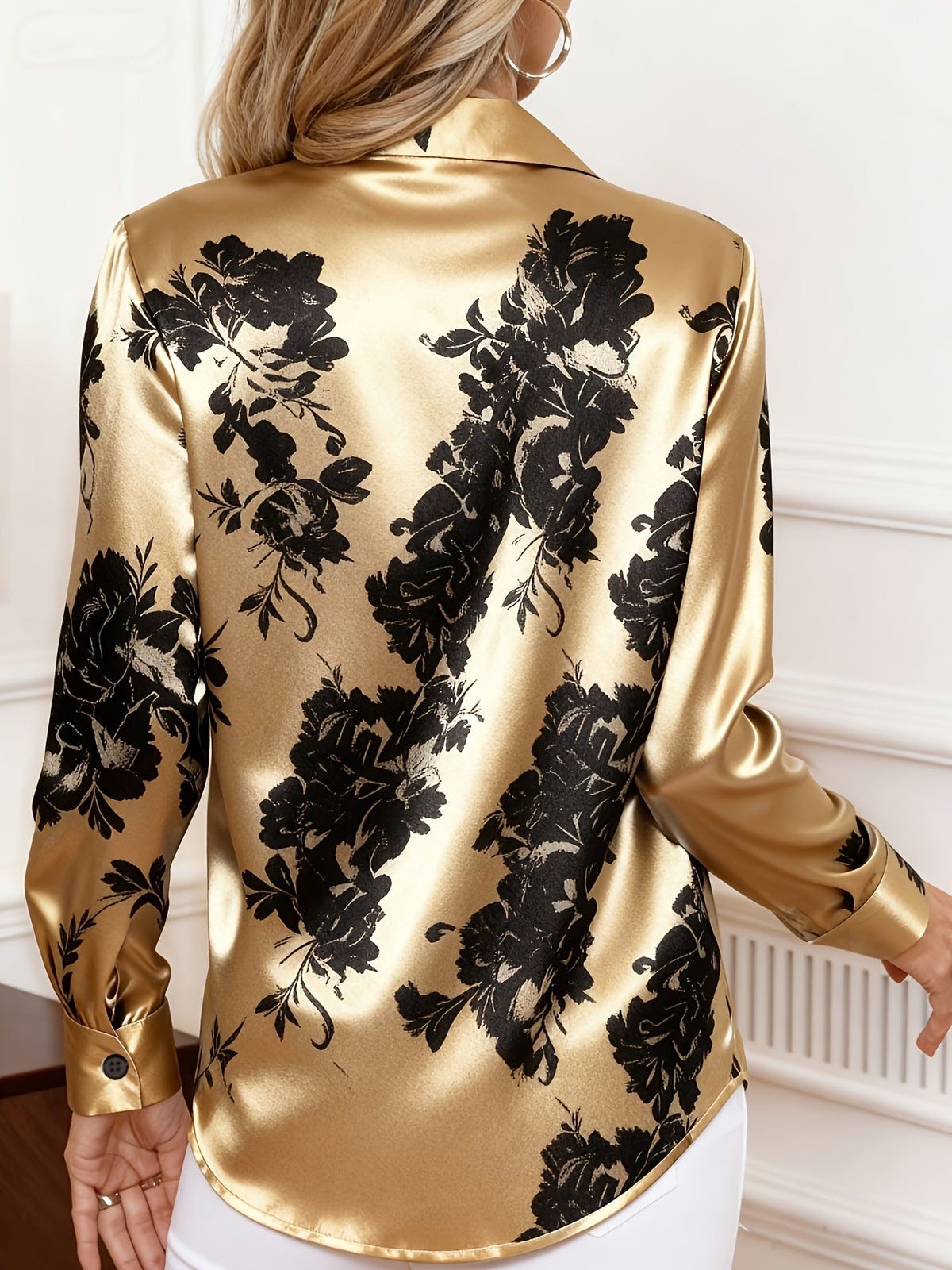 Lichte bloemenblouse met kraag en knoopsluiting