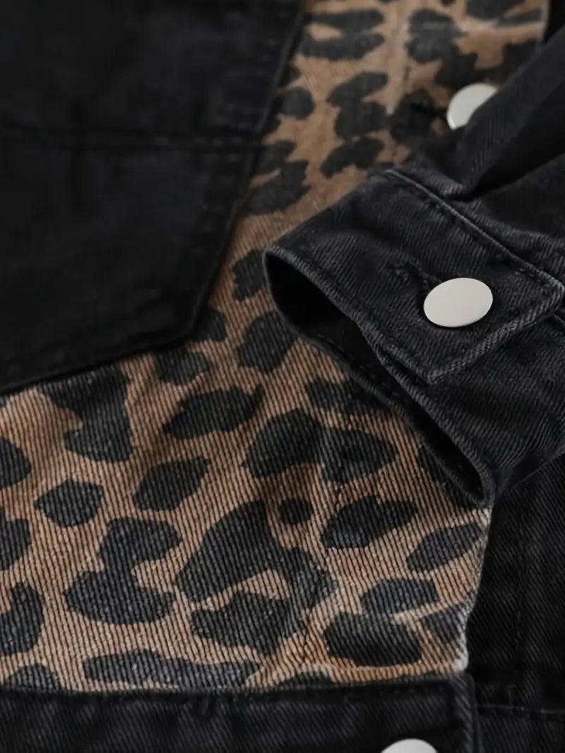 Wildly chic luipaardprint denim jas