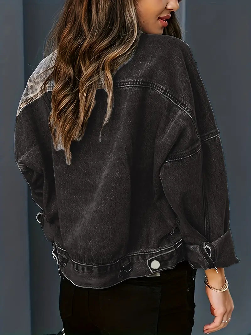 Wildly chic luipaardprint denim jas
