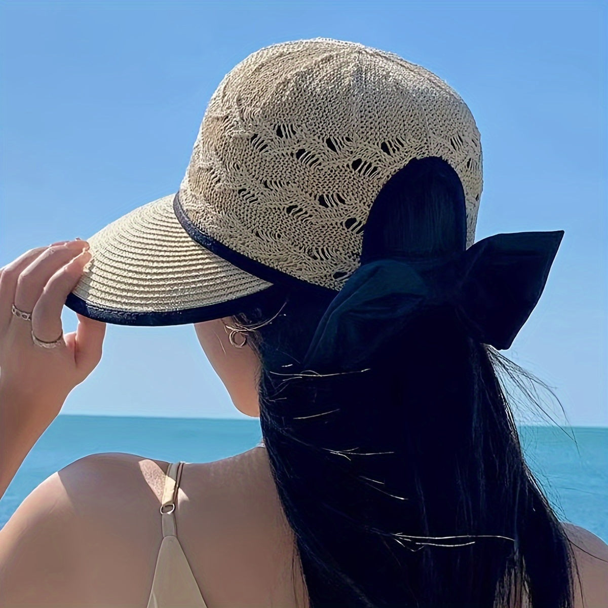 Gevlochten zomerhoed met strikdetail