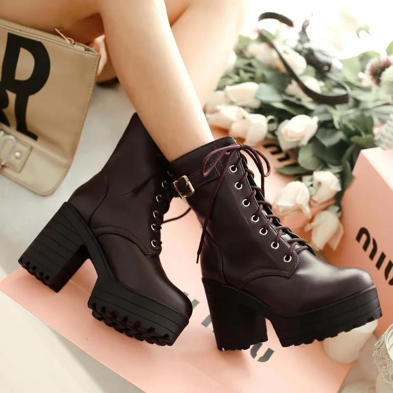 Stoere veterschoenen met gesp en profielzool