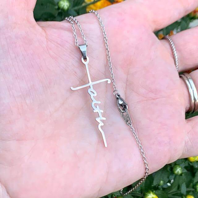 Faith hanger met ketting