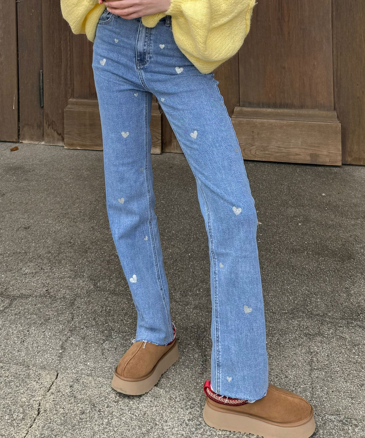 Dames stretch jeans met wijde pijpen en hartjesprint